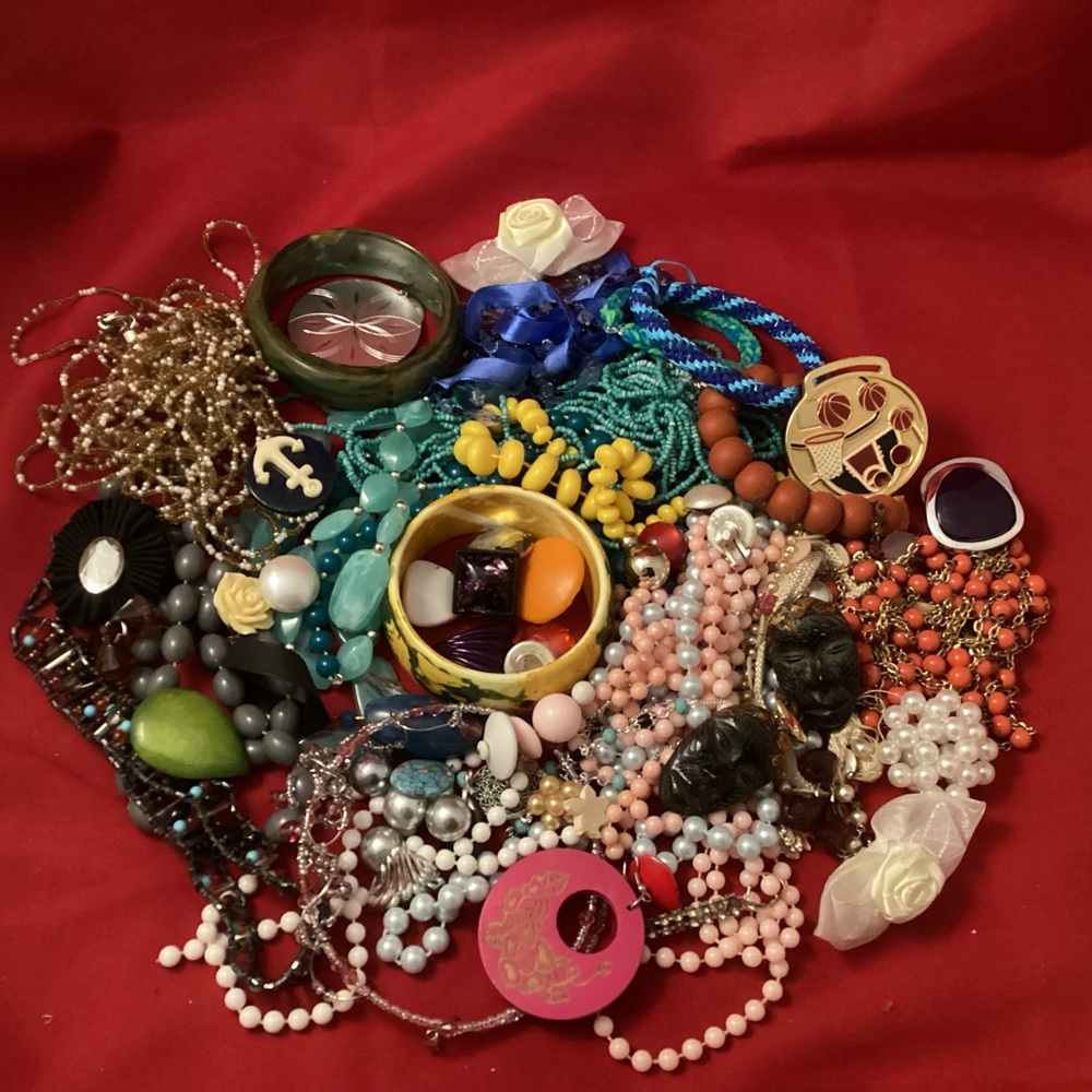 833 grams of broken colorful costume jewelry for craft